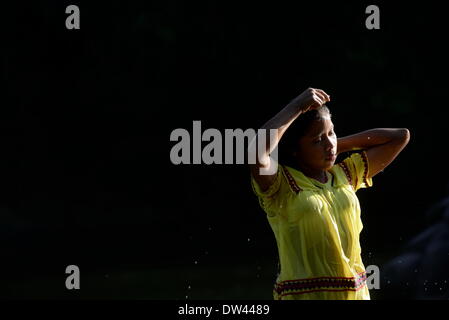 (140227) -- NGABE BUGLE REGIONE, 27 febbraio 2014 (Xinhua) -- una ragazza del Ngabe Bugle gruppo etnico i bagni nel fiume Tabasara, nel Ngabe Bugle regione indigeni, 450 km a ovest della città di Panama, capitale di Panama, nel febbraio 24, 2014. Il Ngabe Bugle regione indigena è situato nella zona occidentale di Panama e copre un'area di 6,968 km quadrati, con il 91 per cento della sua popolazione vive in condizioni di estrema povertà. Leader nativo del Ngabe Bugle regione dichiarata " nazionale alert', a causa dell'avviso di sfratto rilasciato da una società che sta sviluppando il progetto idroelettrico "Barro Blanco'. Il proj Foto Stock