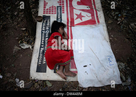 (140227) -- NGABE BUGLE REGIONE, 27 febbraio 2014 (Xinhua) -- una ragazza del Ngabe Bugle gruppo etnico dorme in un campo vicino alla Tabasara fiume nella Ngabe Bugle regione indigeni, 450 km a ovest della città di Panama, capitale di Panama, nel febbraio 24, 2014. Il Ngabe Bugle regione indigena è situato nella zona occidentale di Panama e copre un'area di 6,968 km quadrati, con il 91 per cento della sua popolazione vive in condizioni di estrema povertà. Leader nativo del Ngabe Bugle regione dichiarata " nazionale alert', a causa dell'avviso di sfratto rilasciato da una società che sta sviluppando il progetto idroelettrico "Barro Foto Stock