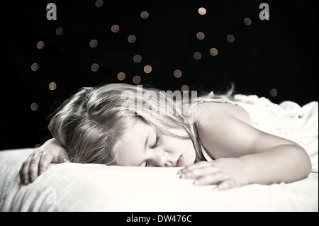 Sonno pacifico - una giovane ragazza bimbi dormono. Foto Stock