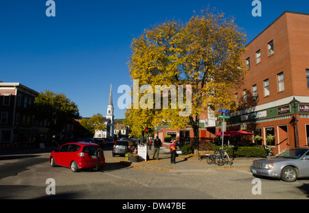 Montpelier Vermont città capitale più piccola negli Stati Uniti centro di Main Street con il traffico Foto Stock