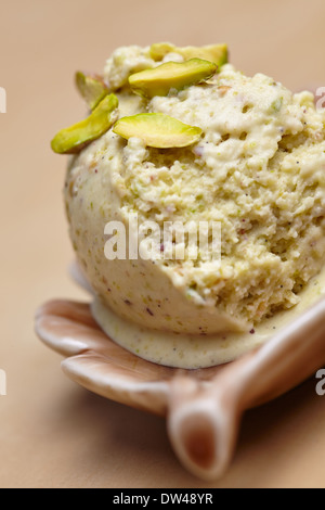 Scoop di pistacchio fatta in casa il gelato con un trito di pistacchi Foto Stock