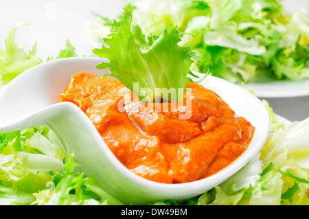 Scarola indivia con salsa romesco, un insalata tipica della Catalogna, Spagna Foto Stock