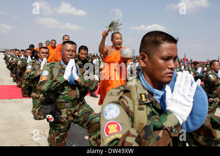 (140227) --Phnom Penh, 27 febbraio 2014 (Xinhua) -- i monaci buddisti splash acqua santa su cambogiano i soldati della pace presso la Base Aerea Militare di Phnom Penh, Cambogia, 27 febbraio 2014. In Cambogia il giovedì ha iniziato a inviare il suo primo lotto di 309 truppe per entrare a far parte di una organizzazione delle Nazioni Unite la missione di mantenimento della pace nel conflitto-strappata West nazione africana del Mali. (Xinhua/Phearum)(zjl) Foto Stock