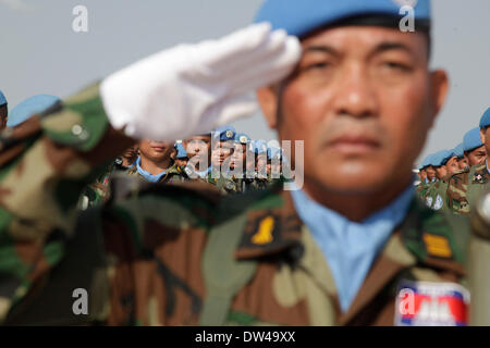 (140227) --Phnom Penh, 27 febbraio 2014 (Xinhua) -- soldati cambogiani si riuniranno presso la Base Aerea Militare di Phnom Penh, Cambogia, 27 febbraio 2014. In Cambogia il giovedì ha iniziato a inviare il suo primo lotto di 309 truppe per entrare a far parte di una organizzazione delle Nazioni Unite la missione di mantenimento della pace nel conflitto-strappata West nazione africana del Mali. (Xinhua/Phearum)(zjl) Foto Stock