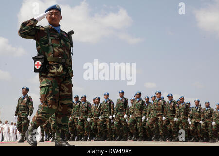 (140227) --Phnom Penh, 27 febbraio 2014 (Xinhua) -- soldati cambogiani si riuniranno presso la Base Aerea Militare di Phnom Penh, Cambogia, 27 febbraio 2014. In Cambogia il giovedì ha iniziato a inviare il suo primo lotto di 309 truppe per entrare a far parte di una organizzazione delle Nazioni Unite la missione di mantenimento della pace nel conflitto-strappata West nazione africana del Mali. (Xinhua/Phearum)(zjl) Foto Stock