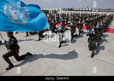 (140227) --Phnom Penh, 27 febbraio 2014 (Xinhua) -- soldati cambogiani si riuniranno presso la Base Aerea Militare di Phnom Penh, Cambogia, 27 febbraio 2014. In Cambogia il giovedì ha iniziato a inviare il suo primo lotto di 309 truppe per entrare a far parte di una organizzazione delle Nazioni Unite la missione di mantenimento della pace nel conflitto-strappata West nazione africana del Mali. (Xinhua/Phearum)(zjl) Foto Stock