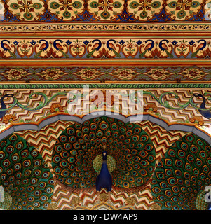 Il Peacock Gate nel Pitam Niwas Chowk cortile interno nel complesso del City Palace di Jaipur città rosa in Rajasthan in India in Asia del Sud. Viaggiare Foto Stock