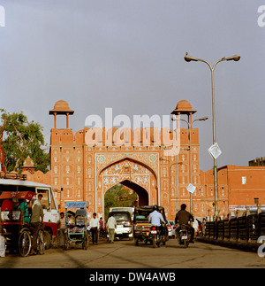 Chandpole porta alla città rosa di Jaipur nel Rajasthan in India in Asia del Sud. Edificio di architettura Storia Cultura Travel Wanderlust Foto Stock
