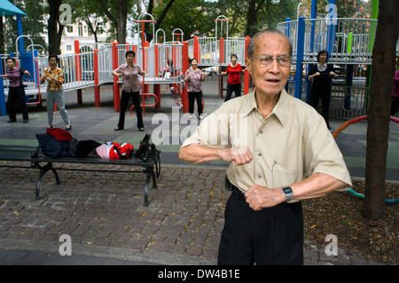 Uomo cinese praticare il Tai Chi in Seward Park nella recentemente alla moda di Lower East Side quartiere di Chinatown in NYC. WH Seward Park. Foto Stock