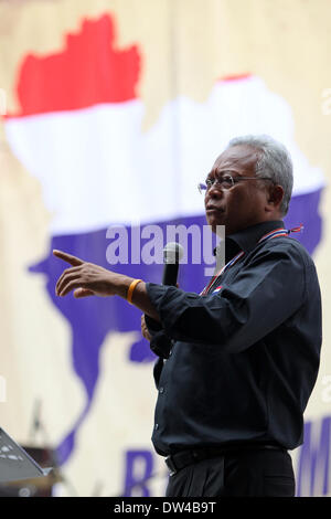 Bangkok, Tailandia. Il 27 febbraio, 2014. Thailandia del governo anti-leader di protesta Suthep Thaugsuban parla in un rally a Bangkok, Thailandia, 27 febbraio 2014. Thailandia del governo anti-leader di protesta Suthep Thaugsuban giovedì hanno concordato di tenere colloqui con custode Primo Ministro Yingluck Shinawatra ha sulla condizione che i colloqui sono uno-a-uno e trasmesso in diretta TV. Credito: Rachen Sageamsak/Xinhua/Alamy Live News Foto Stock