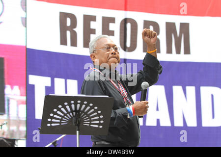 Bangkok, Tailandia. Il 27 febbraio, 2014. Thailandia del governo anti-leader di protesta Suthep Thaugsuban parla in un rally a Bangkok, Thailandia, 27 febbraio 2014. Thailandia del governo anti-leader di protesta Suthep Thaugsuban giovedì hanno concordato di tenere colloqui con custode Primo Ministro Yingluck Shinawatra ha sulla condizione che i colloqui sono uno-a-uno e trasmesso in diretta TV. Credito: Rachen Sageamsak/Xinhua/Alamy Live News Foto Stock