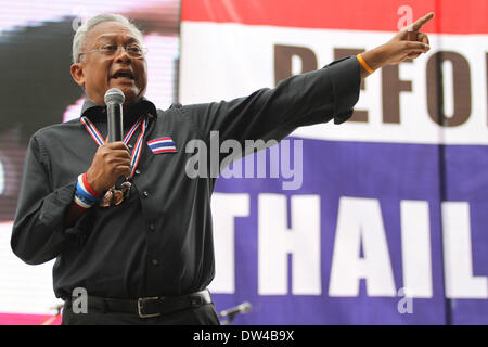 Bangkok, Tailandia. Il 27 febbraio, 2014. Thailandia del governo anti-leader di protesta Suthep Thaugsuban parla in un rally a Bangkok, Thailandia, 27 febbraio 2014. Thailandia del governo anti-leader di protesta Suthep Thaugsuban giovedì hanno concordato di tenere colloqui con custode Primo Ministro Yingluck Shinawatra ha sulla condizione che i colloqui sono uno-a-uno e trasmesso in diretta TV. Credito: Rachen Sageamsak/Xinhua/Alamy Live News Foto Stock