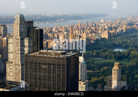 Vedute aeree di Central Park e il Fiume Hudson River Park, in aggiunta ai grattacieli che lo circondano. Foto Stock