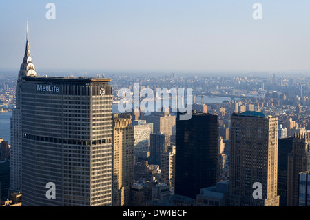 Vedute del centro cittadino inferiore con Metlife building in primo piano e dietro il Chrysler Building. L'edificio di MetLife grattacielo Foto Stock