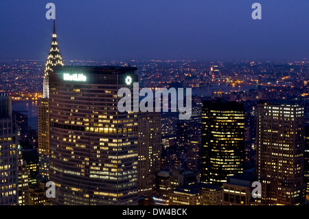 Vista notturna del centro cittadino inferiore con Metlife building in primo piano e dietro il Chrysler Building. Stati Uniti New York New York City Foto Stock