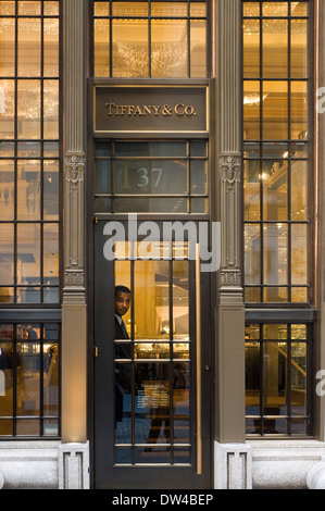 Stati Uniti d'America New York City Tiffany e costruzione della società shopping sulla Quinta Avenue. Tiffany & Co. è situato a pochi metri da Exchange Foto Stock