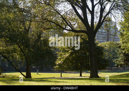 Sheep Meadow, al Central Park di New York City in primavera con vista di Manhattan skyline. Una delle grandi masse di erba Foto Stock