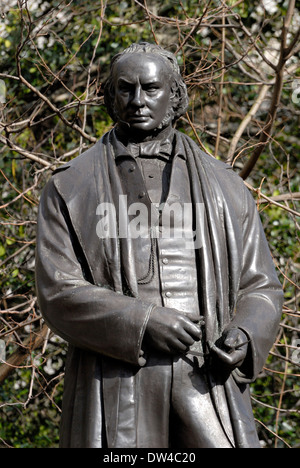 Londra, Inghilterra, Regno Unito. Statua (1877 dal Barone Marochetti) di Isambard Kingdom Brunel (1806-1859: Ingegnere) in luogo del tempio Foto Stock