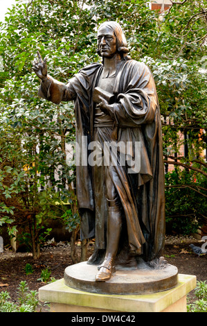 Londra, Inghilterra, Regno Unito. statua (1988; copia dell originale da Samuel manning) di John Wesley (methodist) dalla cattedrale di St Paul Foto Stock