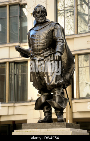 Londra, Inghilterra, Regno Unito. Statua (1960; da Charles Renick. Copia di William Couper's originale in Jamestown) del capitano John Smith Foto Stock