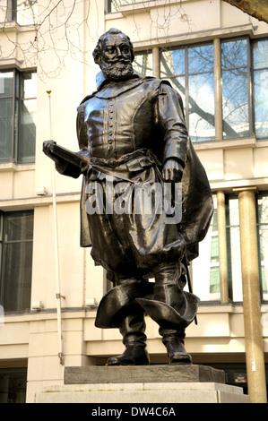 Londra, Inghilterra, Regno Unito. Statua (1960; da Charles Renick. Copia di William Couper's originale in Jamestown) del capitano John Smith Foto Stock