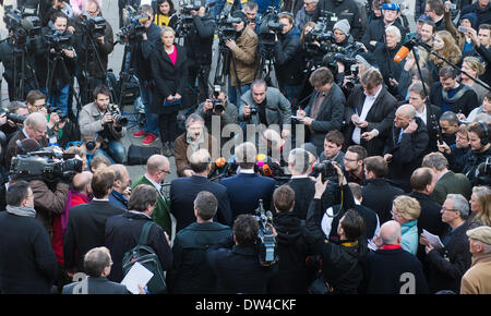 Hannover, Germania. Il 27 febbraio, 2014. Ex Presidente tedesco Christian Wulff (C) fa una dichiarazione dopo il verdetto è stato annunciato alla Corte Regionale di Hannover, Germania, 27 febbraio 2014. Due anni dopo le sue dimissioni, l ex Presidente è stato cancellato delle cariche di accettazione di vantaggi dalla corte. Foto: JULIAN STRATENSCHULTE/dpa/Alamy Live News Foto Stock