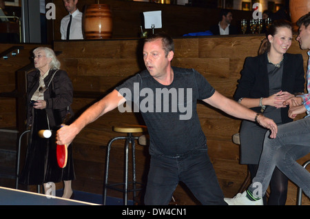 Matthew Freud gioca ping pong al rimbalzo launch party a Holborn. In Europa il primo scopo costruito 'sociale Ping Pong Club'. Il nuovo £ 2,5 milioni venue, dal designer britannico Russell Sage e costruito sullo stesso sito dove tennis da tavolo è stato inventato e patente Foto Stock