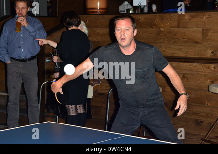 Matthew Freud gioca ping pong al rimbalzo launch party a Holborn. In Europa il primo scopo costruito 'sociale Ping Pong Club'. Il nuovo £ 2,5 milioni venue, dal designer britannico Russell Sage e costruito sullo stesso sito dove tennis da tavolo è stato inventato e patente Foto Stock