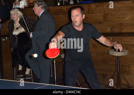 Matthew Freud gioca ping pong al rimbalzo launch party a Holborn. In Europa il primo scopo costruito 'sociale Ping Pong Club'. Il nuovo £ 2,5 milioni venue, dal designer britannico Russell Sage e costruito sullo stesso sito dove tennis da tavolo è stato inventato e patente Foto Stock