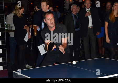 Matthew Freud gioca ping pong al rimbalzo launch party a Holborn. In Europa il primo scopo costruito 'sociale Ping Pong Club'. Il nuovo £ 2,5 milioni venue, dal designer britannico Russell Sage e costruito sullo stesso sito dove tennis da tavolo è stato inventato e patente Foto Stock