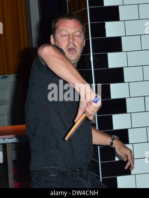 Matthew Freud gioca ping pong al rimbalzo launch party a Holborn. In Europa il primo scopo costruito 'sociale Ping Pong Club'. Il nuovo £ 2,5 milioni venue, dal designer britannico Russell Sage e costruito sullo stesso sito dove tennis da tavolo è stato inventato e patente Foto Stock