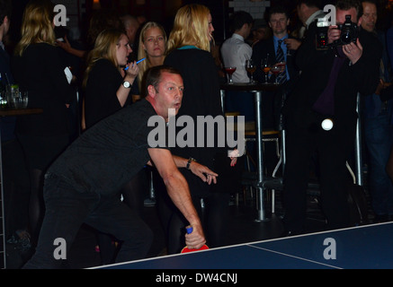 Matthew Freud gioca ping pong al rimbalzo launch party a Holborn. In Europa il primo scopo costruito 'sociale Ping Pong Club'. Il nuovo £ 2,5 milioni venue, dal designer britannico Russell Sage e costruito sullo stesso sito dove tennis da tavolo è stato inventato e patente Foto Stock