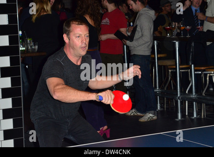 Matthew Freud gioca ping pong al rimbalzo launch party a Holborn. In Europa il primo scopo costruito 'sociale Ping Pong Club'. Il nuovo £ 2,5 milioni venue, dal designer britannico Russell Sage e costruito sullo stesso sito dove tennis da tavolo è stato inventato e patente Foto Stock