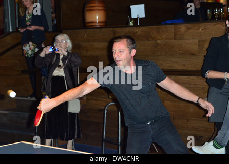 Matthew Freud gioca ping pong al rimbalzo launch party a Holborn. In Europa il primo scopo costruito 'sociale Ping Pong Club'. Il nuovo £ 2,5 milioni venue, dal designer britannico Russell Sage e costruito sullo stesso sito dove tennis da tavolo è stato inventato e patente Foto Stock