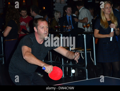 Matthew Freud gioca ping pong al rimbalzo launch party a Holborn. In Europa il primo scopo costruito 'sociale Ping Pong Club'. Il nuovo £ 2,5 milioni venue, dal designer britannico Russell Sage e costruito sullo stesso sito dove tennis da tavolo è stato inventato e patente Foto Stock