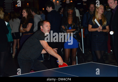 Matthew Freud gioca ping pong al rimbalzo launch party a Holborn. In Europa il primo scopo costruito 'sociale Ping Pong Club'. Il nuovo £ 2,5 milioni venue, dal designer britannico Russell Sage e costruito sullo stesso sito dove tennis da tavolo è stato inventato e patente Foto Stock