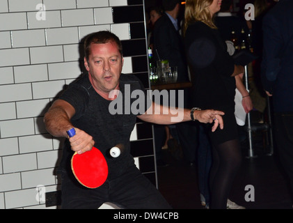 Matthew Freud gioca ping pong al rimbalzo launch party a Holborn. In Europa il primo scopo costruito 'sociale Ping Pong Club'. Il nuovo £ 2,5 milioni venue, dal designer britannico Russell Sage e costruito sullo stesso sito dove tennis da tavolo è stato inventato e patente Foto Stock