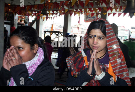 Srinagar, Indiano Kashmir amministrato 27 februarpolice )devoti Indù pregare ad hanuman tempio in occasione di maha shivratri noto del Kashmir come focolare in capitale estiva srinagar(sofi Suhail/ Alamy Live News Foto Stock