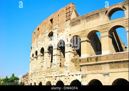 Close up dettaglio del Colosseo parete. vista dal basso. Roma, Italia Foto Stock