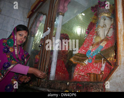 Srinagar, Indiano Kashmir amministrato 27 februarpolice )devoti Indù pregare ad hanuman tempio in occasione di maha shivratri noto del Kashmir come focolare in capitale estiva srinagar(sofi Suhail/ Alamy Live News Foto Stock