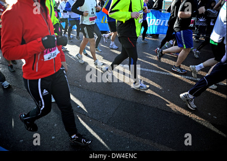 I corridori e i loro scarpe da ginnastica a Brighton Mezza Maratona Foto Stock