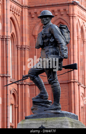 Londra, Inghilterra, Regno Unito. Memorial (da Albert Toft; 1922) per il Royal Fusiliers [Città del reggimento di Londra] a Holborn Foto Stock