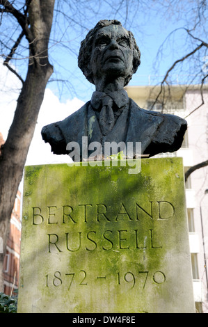 Londra, Inghilterra, Regno Unito. Busto commemorativo (da Marcelle Quinton; 1980) di Bertrand Russell (1872-1970; il filosofo) in Red Lion Square Foto Stock