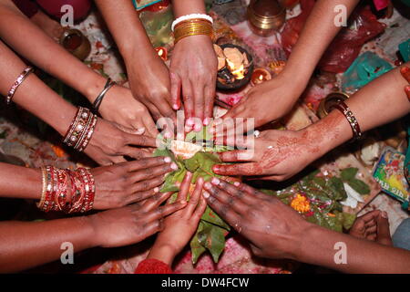 Daldali, Patna, Bihar, in India, 27 febbraio 2014. I devoti eseguire rituali Hindu su Sivaratri in un tempio. Sivaratri è un grande festival in India. Credito: Rupa Ghosh/Alamy Live News. Foto Stock