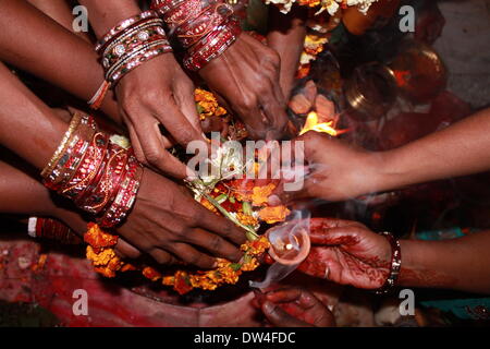 Daldali, Patna, Bihar, in India, 27 febbraio 2014. I devoti eseguire rituali Hindu su Sivaratri in un tempio. Sivaratri è un grande festival in India. Credito: Rupa Ghosh/Alamy Live News. Foto Stock