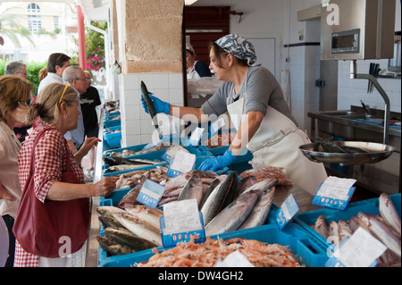 La vendita di fresco pesce sbarcato sul mercato, di stallo Xabia, Spagna. Foto Stock