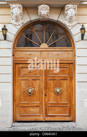 Vintage porta di ingresso decorata con sportello respingente - TESTA LEONE Foto Stock