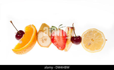 Diversi tipi di frutta su uno spiedino Foto Stock