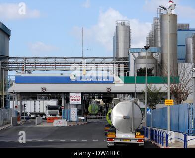 (140227) -- HOLON, 27 febbraio 2014 (Xinhua) -- strutture sono visti in Tnuva Israele, il più grande produttore, acquirente e distributore di prodotti agricoli, nella città di Holon, una città vicino a Tel Aviv, Israele, nel febbraio 26, 2014. Un parlamento israeliano comitato anziché un piano per vendere Tnuva, il paese più grande del cibo maker, alla Cina di Bright azienda alimentare il Martedì, chiedendo al governo di cessare la vendita. (Xinhua/JINI/Daniel Bar su) (zjl) Foto Stock