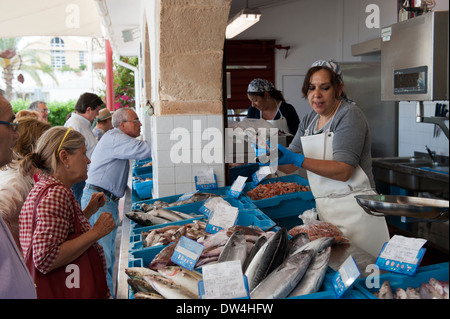 La vendita di fresco pesce sbarcato sul mercato, di stallo Xabia, Spagna. Foto Stock